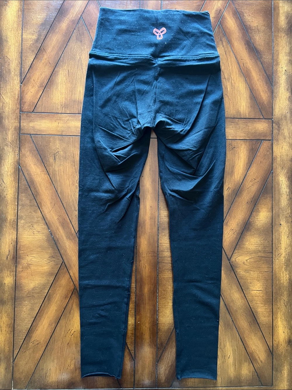 Aritzia Black High-Waist Leggings with Pink Logo Accent